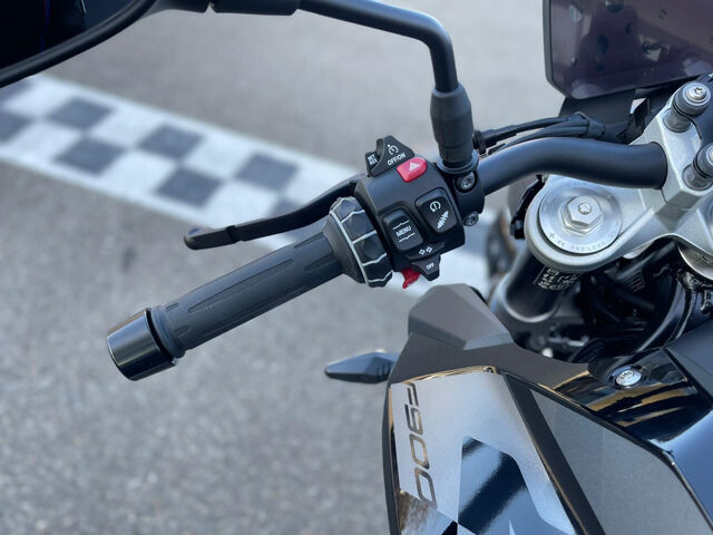 BMW F 900 R Triple Black 2 Pakete Headlight Pro M Endu Ansicht 10 für Fahrzeugdetailseite