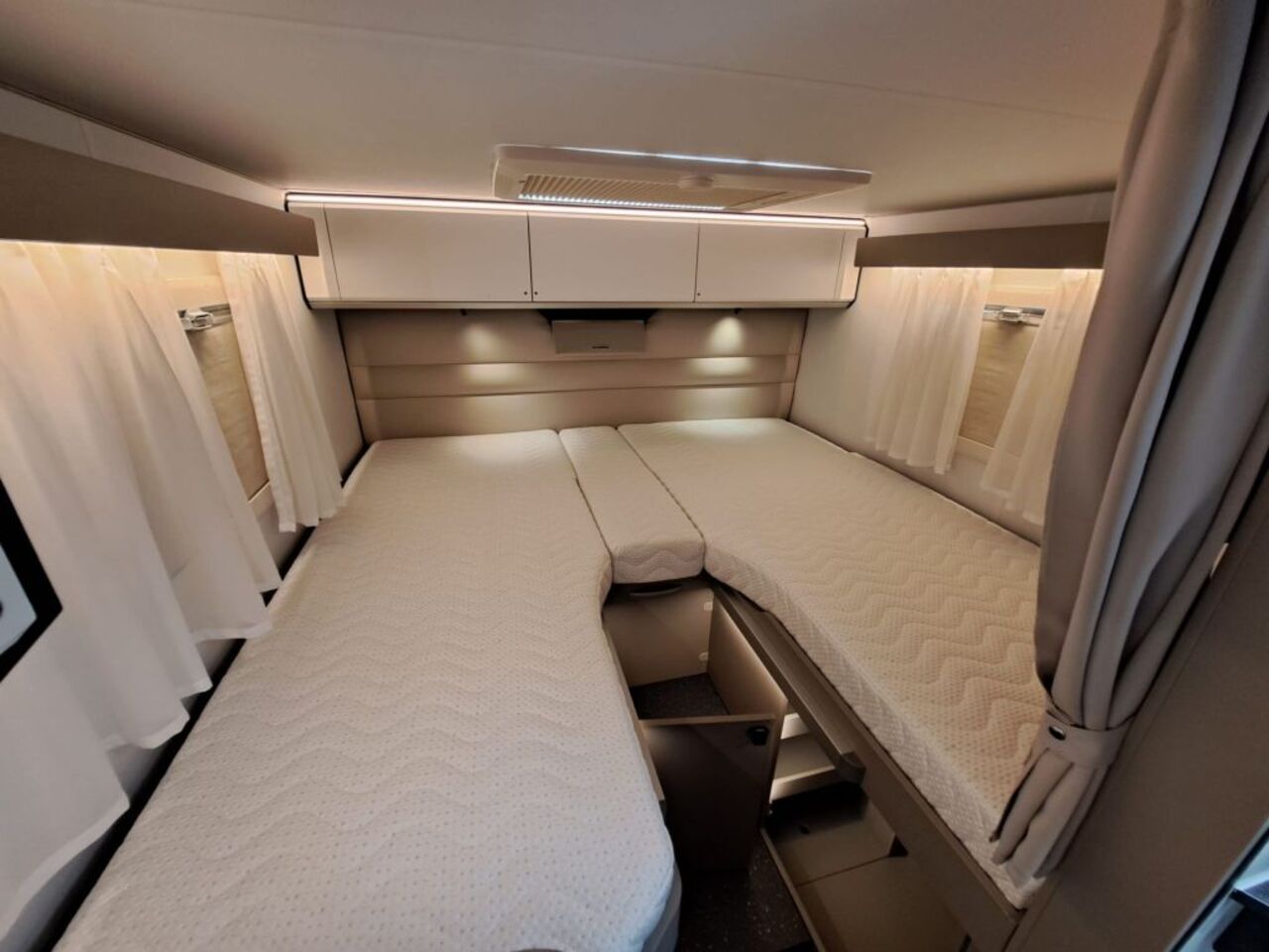 ADRIA Supreme SL - ab Euro 103.020,-- Ansicht 15 für Fahrzeugdetailseite