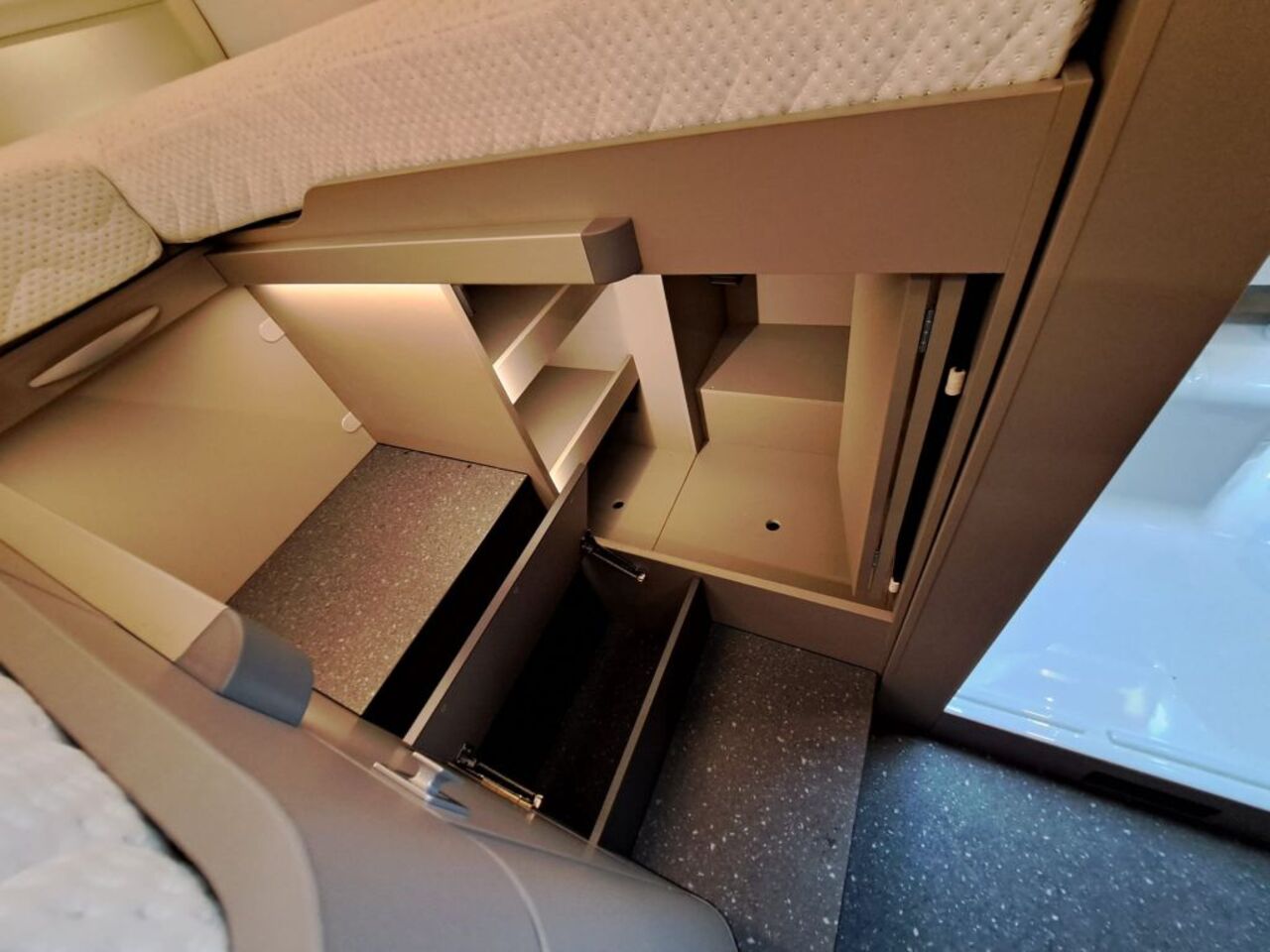 ADRIA Supreme SL - ab Euro 103.020,-- Ansicht 16 für Fahrzeugdetailseite
