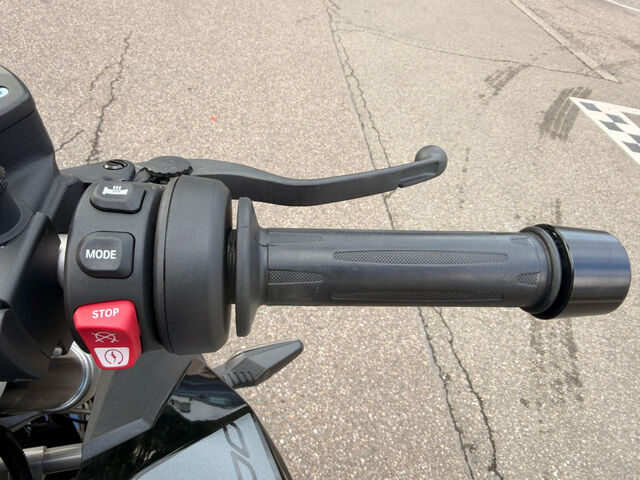 BMW F 900 R A2 Style Triple Black Tempomat Heizgriffe Ansicht 10 für Fahrzeugdetailseite