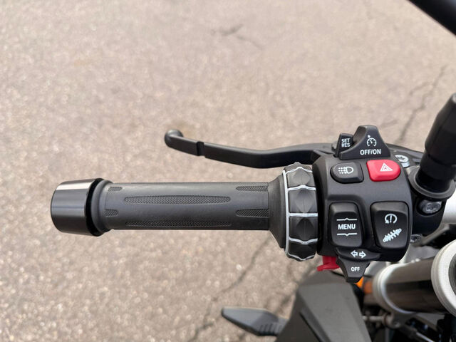 BMW F 900 R A2 Style Triple Black Tempomat Heizgriffe Ansicht 11 für Fahrzeugdetailseite
