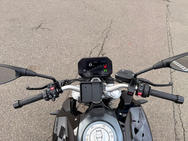 BMW F 900 R A2 Style Triple Black Tempomat Heizgriffe Ansicht 12 für Fahrzeugdetailseite
