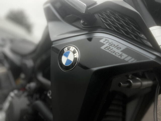 BMW F 900 R Triple Black Dynamik-/Komfort-Paket Heizg. Ansicht 9 für Fahrzeugdetailseite