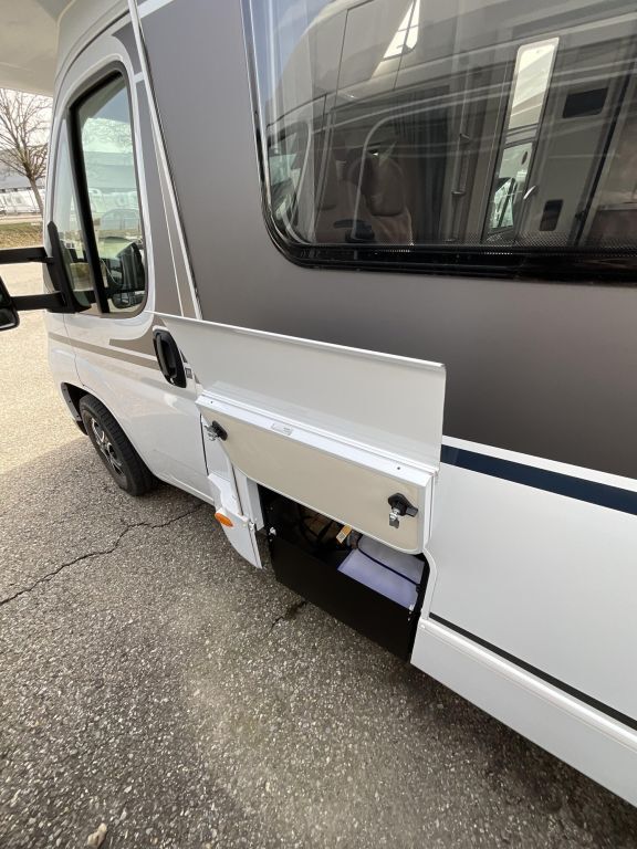 CARADO 464 PRO Solar, Zenec Navi, Premium Smart-TV Ansicht 6 für Fahrzeugdetailseite
