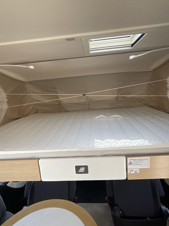 HYMER-ERIBA I 880 BlackLine Hydraulische Stützen Ansicht 10 für Fahrzeugdetailseite