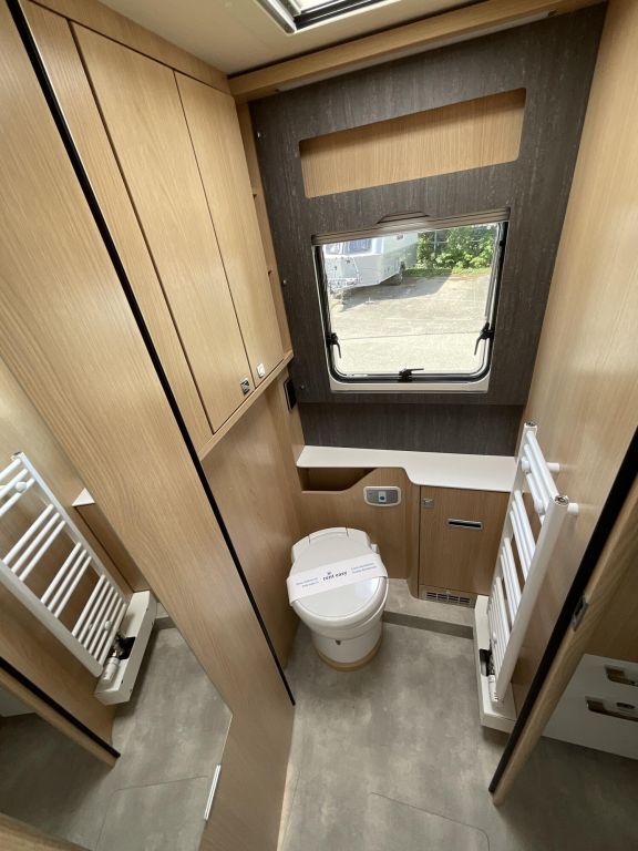 HYMER-ERIBA I 880 BlackLine Hydraulische Stützen Ansicht 13 für Fahrzeugdetailseite