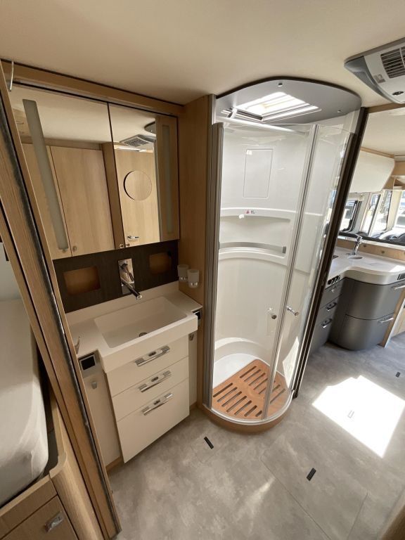 HYMER-ERIBA I 880 BlackLine Hydraulische Stützen Ansicht 14 für Fahrzeugdetailseite