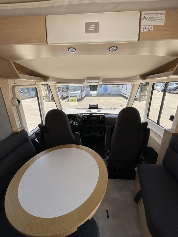 HYMER-ERIBA I 880 BlackLine Hydraulische Stützen Ansicht 8 für Fahrzeugdetailseite