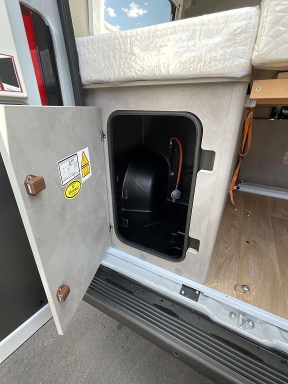 CROSSCAMP 6.0 DS 6m Schwenkbad Ansicht 10 für Fahrzeugdetailseite