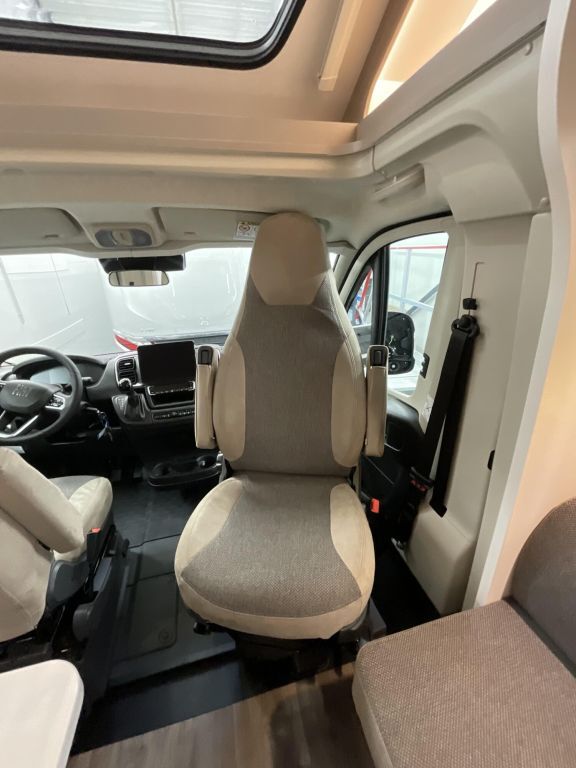 CARADO 328 5 Sitzplätze! 4 Schlafplätze + Notbett Ansicht 3 für Fahrzeugdetailseite