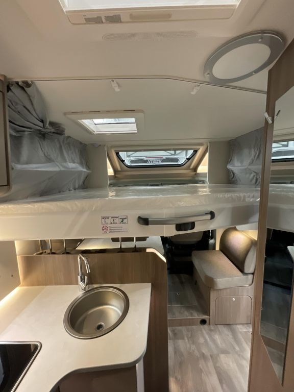 CARADO 328 5 Sitzplätze! 4 Schlafplätze + Notbett Ansicht 5 für Fahrzeugdetailseite