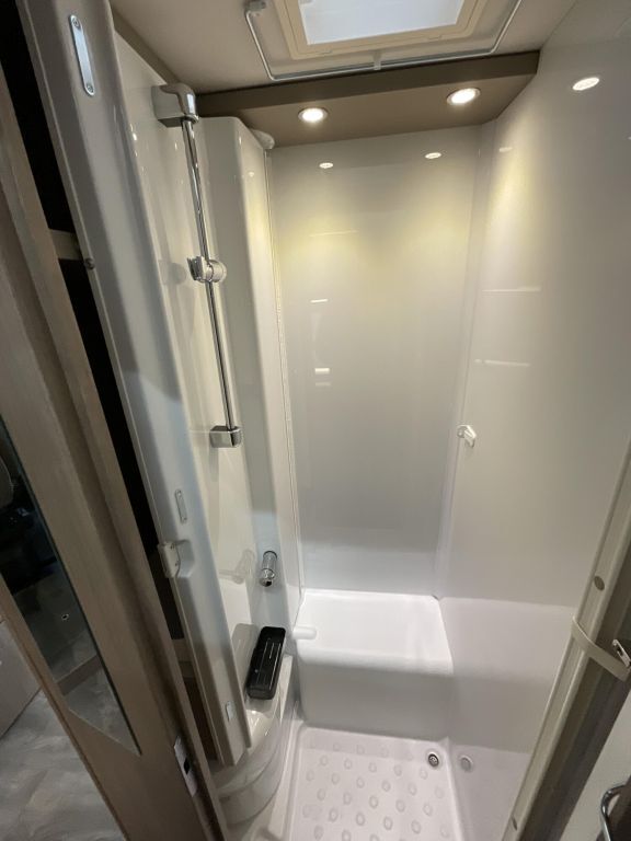 CARADO 328 5 Sitzplätze! 4 Schlafplätze + Notbett Ansicht 6 für Fahrzeugdetailseite