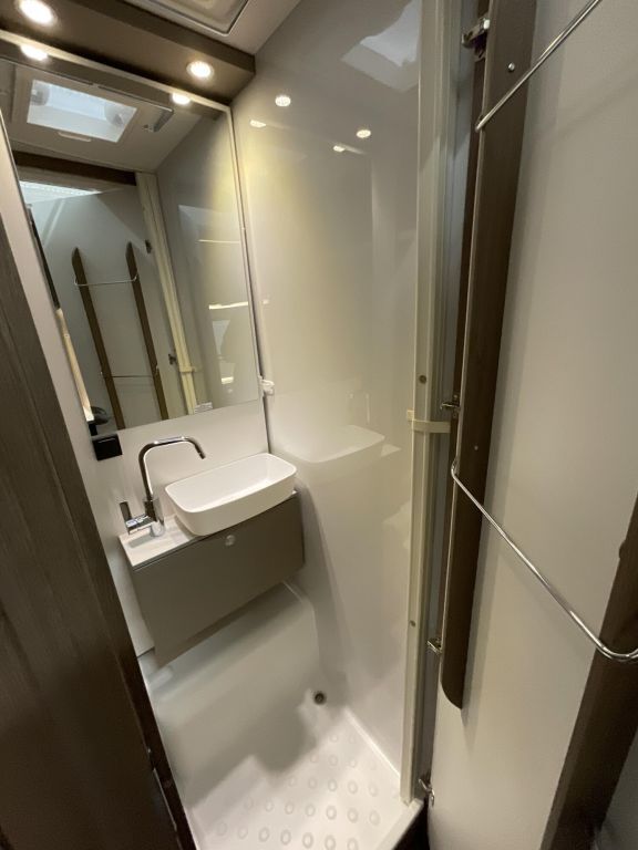 CARADO 328 5 Sitzplätze! 4 Schlafplätze + Notbett Ansicht 7 für Fahrzeugdetailseite