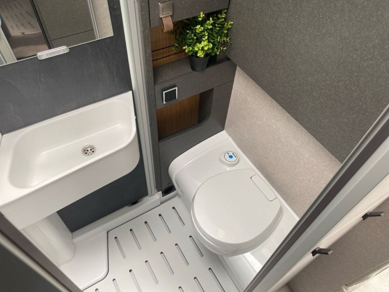 HYMER-ERIBA 570 CrossOver Top Angebot! Ansicht 14 für Fahrzeugdetailseite
