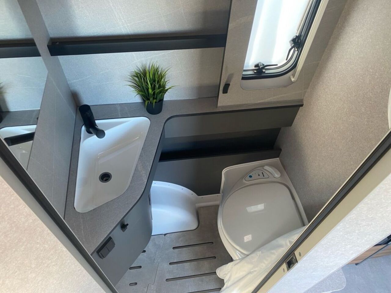 HYMER-ERIBA 495 +++ Messewochen +++ Ansicht 9 für Fahrzeugdetailseite