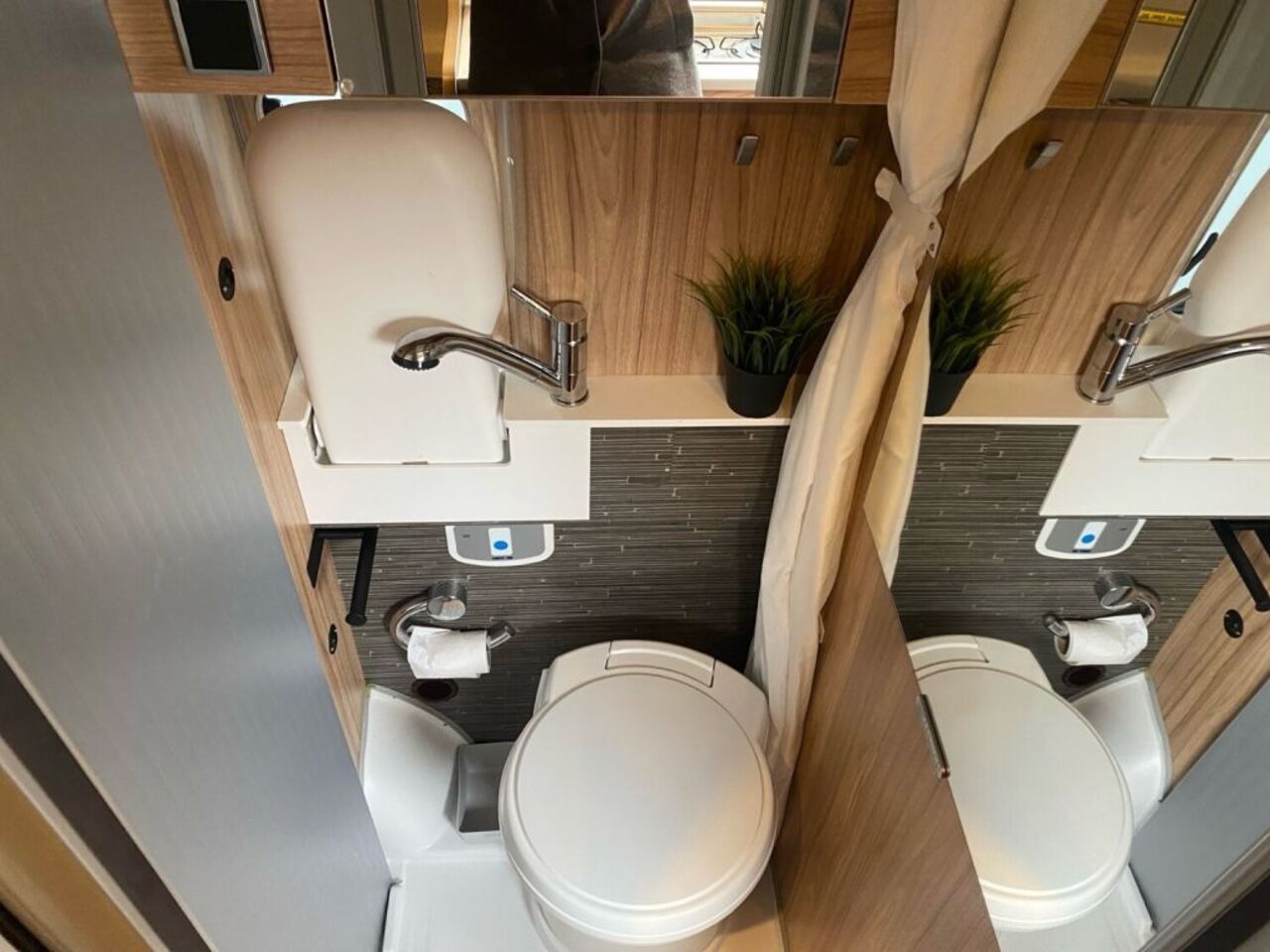 HYMER-ERIBA Ayers Rock +++ Messewochen +++ Ansicht 13 für Fahrzeugdetailseite