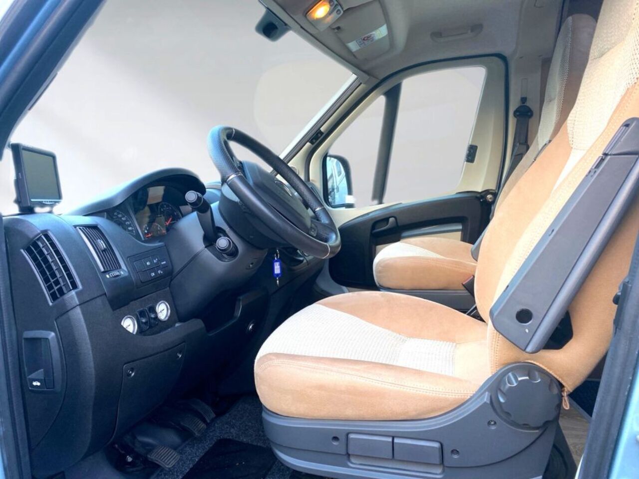 MEGAMOBIL 600 +++ Messewochen +++ Ansicht 6 für Fahrzeugdetailseite