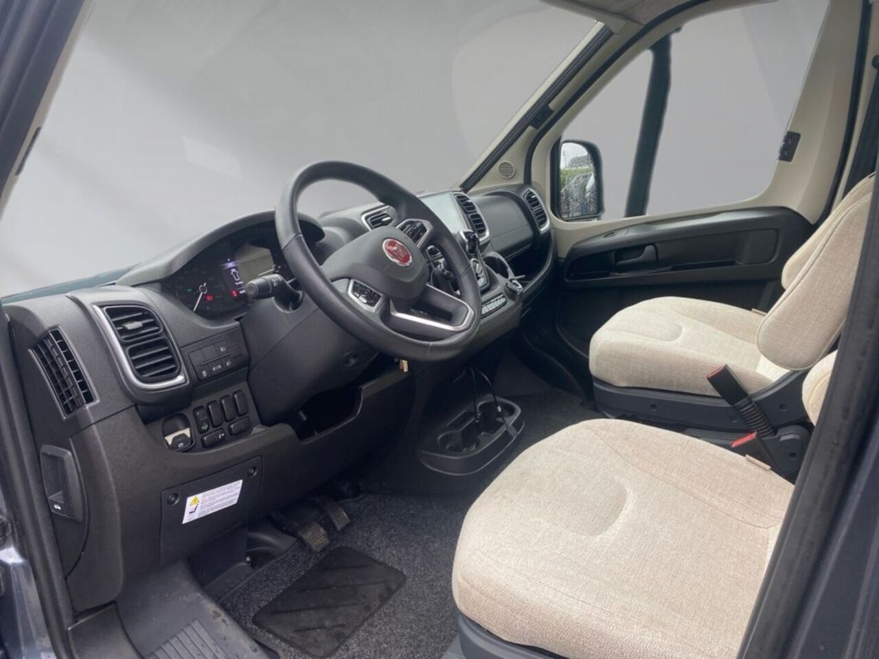 HYMER-ERIBA Yellowstone +++ Messewochen +++ Ansicht 7 für Fahrzeugdetailseite