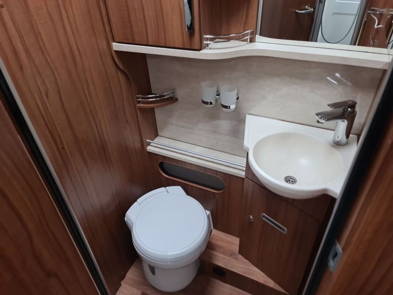 HYMER-ERIBA 704 PremiumLine Hydr. Hubstützen Ansicht 15 für Fahrzeugdetailseite