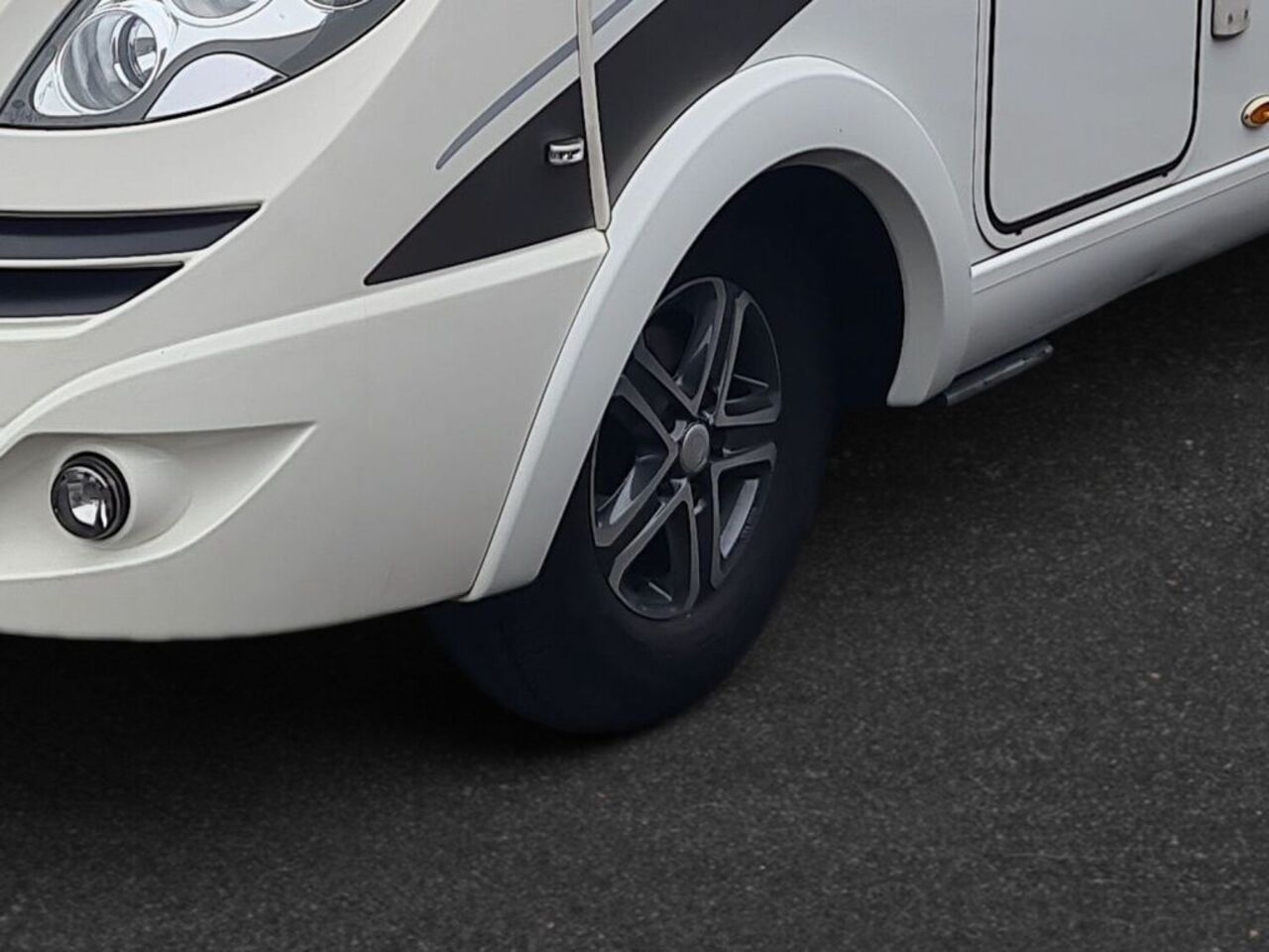 HYMER-ERIBA 704 PremiumLine Hydr. Hubstützen Ansicht 6 für Fahrzeugdetailseite