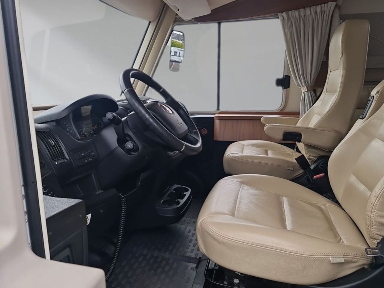 HYMER-ERIBA 704 PremiumLine Hydr. Hubstützen Ansicht 7 für Fahrzeugdetailseite