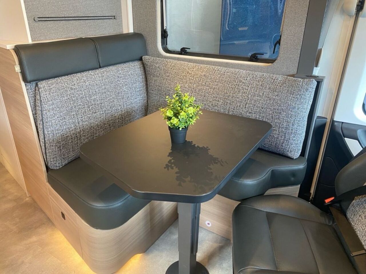 HYMER-ERIBA I 580 Bugstauschränke, kein Hubbett Ansicht 12 für Fahrzeugdetailseite