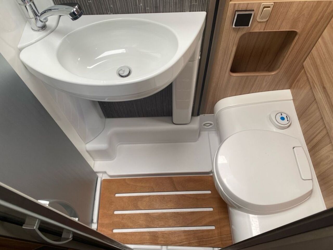 HYMER-ERIBA 570 CrossOver 4,5t Alarm,Zusatzluftfederung Ansicht 15 für Fahrzeugdetailseite