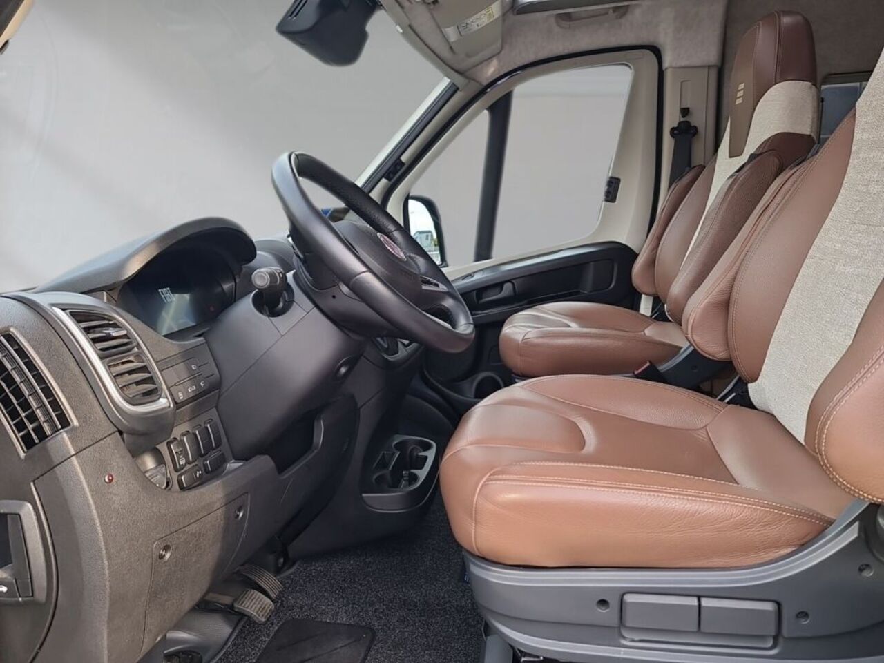 HYMER-ERIBA Yellowstone 180PS + Aufstelldach Ansicht 7 für Fahrzeugdetailseite